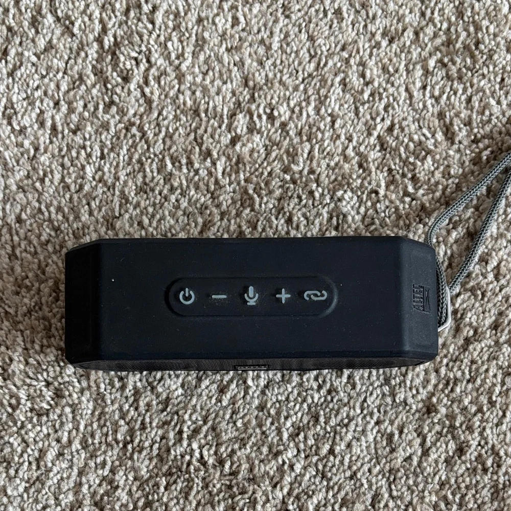 ALTEC LANSING PORTIBLE SPEAKER WORKS WATERPROOF - Picture 2 of 6
